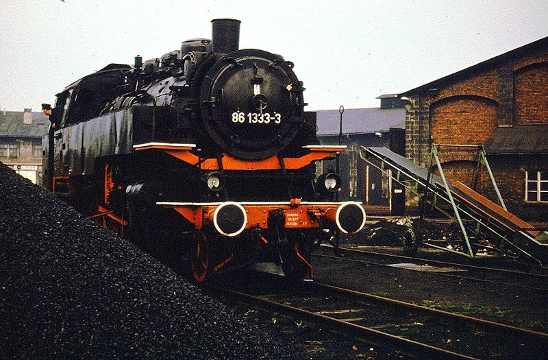 Fr den DR- Dokumentarfilm  Traktion mit Tradition  wurde am 28.4. 1980 die Heizlok 86 1333 besonders herausgeputzt. Hier in der Einsatzstelle Pirna kurz vor verlassen in Richtung Arnsdorf.