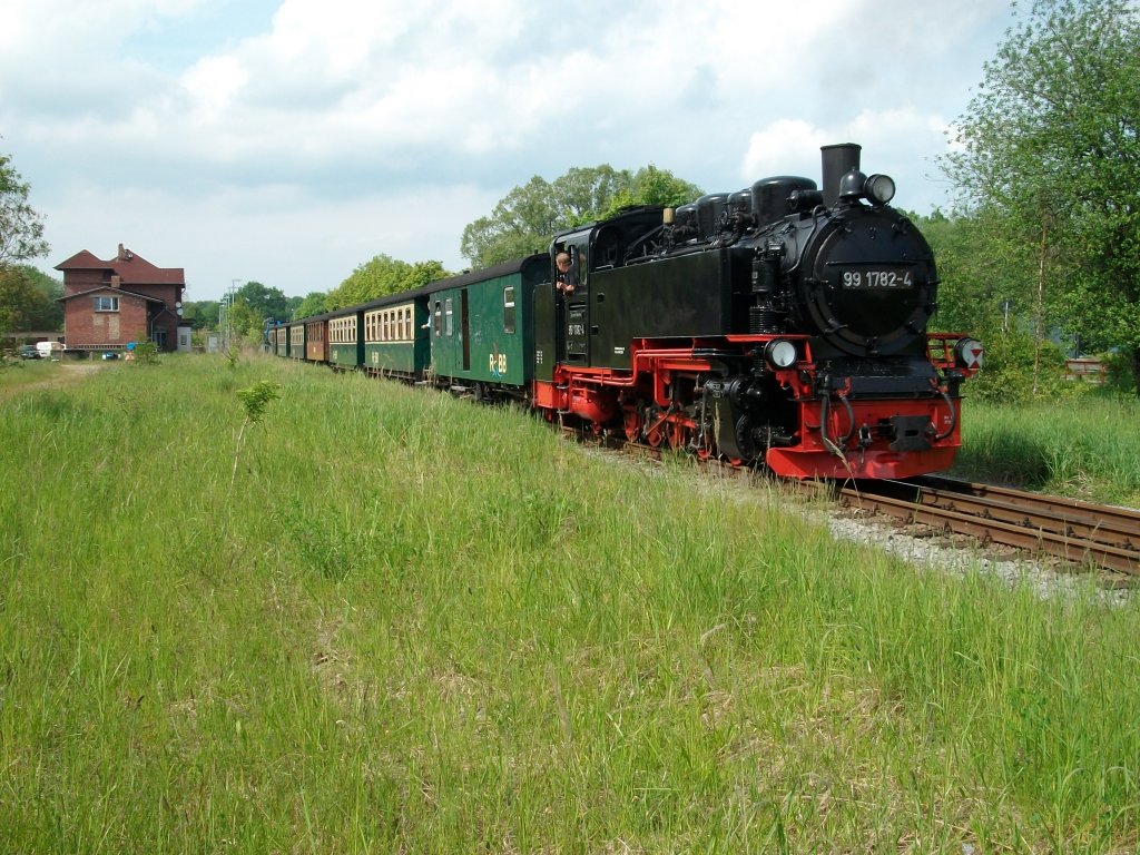 Fr ein paar Minuten kann sich das Lokpersonal auf der 99 1782 zwischen Lauterbach Mole und Putbus ausruhen,denn bis Putbus fhrt 99 1782 als Schlulok mit.Hier durchfhrt der Zug am 09.Juni 2010 Lauterbach,wo nur die Normalspurzge halten.