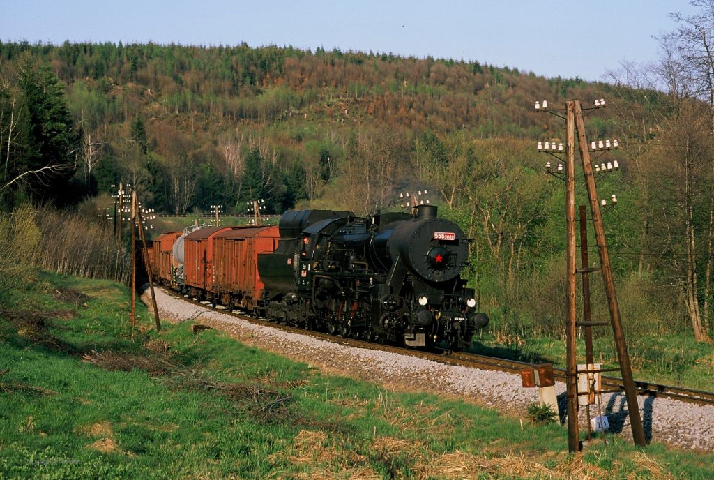 Fr ein paar Tage kam die 555 3008 mit einem ordentlichen Fotogterzug, auf der landschaftlich sehr reizvollen Tatrastrecke zwischen Brzeno - Telgart und Margecany zum Einsatz.

Slovakei, 29.04.2012 (Scan vom Dia)
