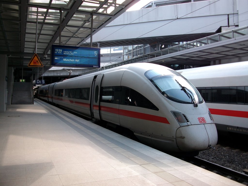 Fr einen Berliner Fernbahnhof war am 03.April 2010,in Berlin Sdkreuz, der Bahnsteig simlich leer,als 411 563 nach Mnchen zur Abfahrt bereit stand.