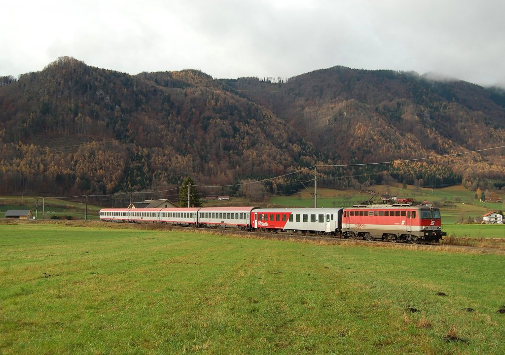 F�r einen kleinen Moment haben sich am 08.11.2010
die Wolken in Micheldorf verzogen und den
IC 502 bespannt mit der 1142 624 im
zarten Sonnenlicht erscheinen lassen.