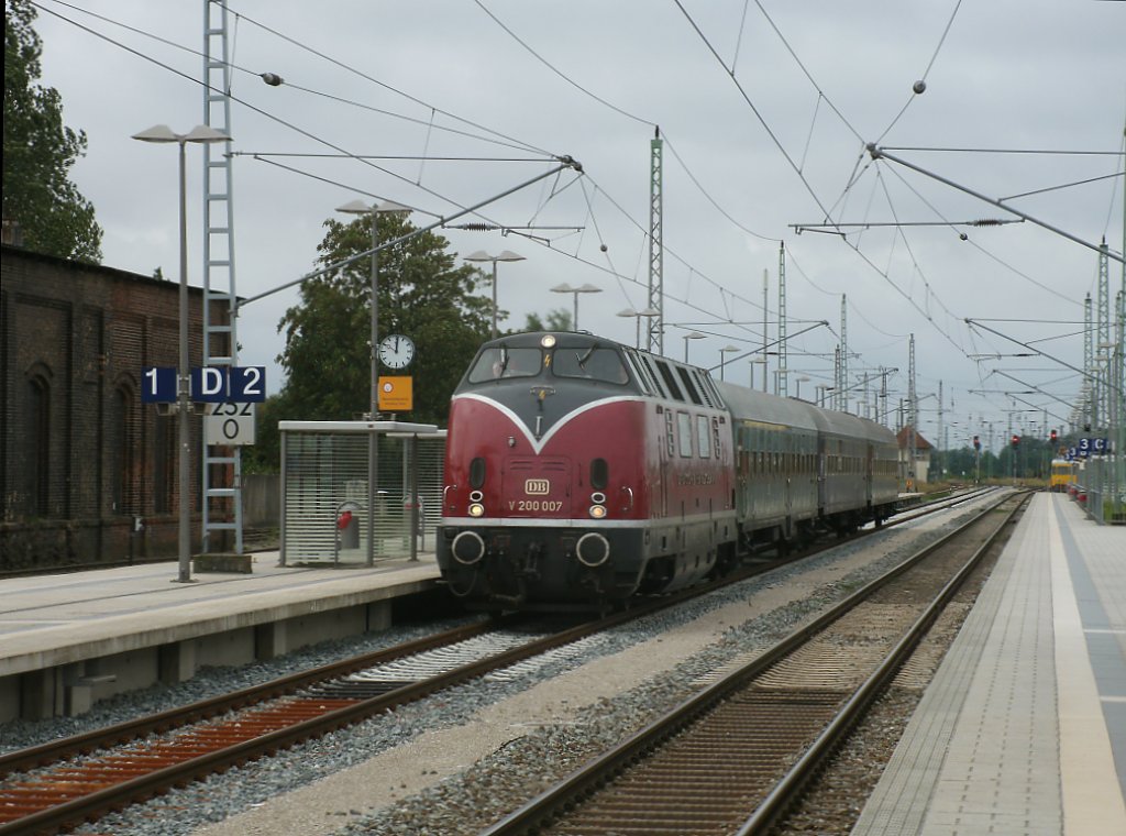 Fr einen Tagesausflug nach Rgen kam,am 27.August 2011,die Lbecker V200 007,mit dem aus drei Wagen bestehenden Sonderzug  Rgenexpress  von Lbeck nach Binz,durch Bergen/Rgen gefahren.