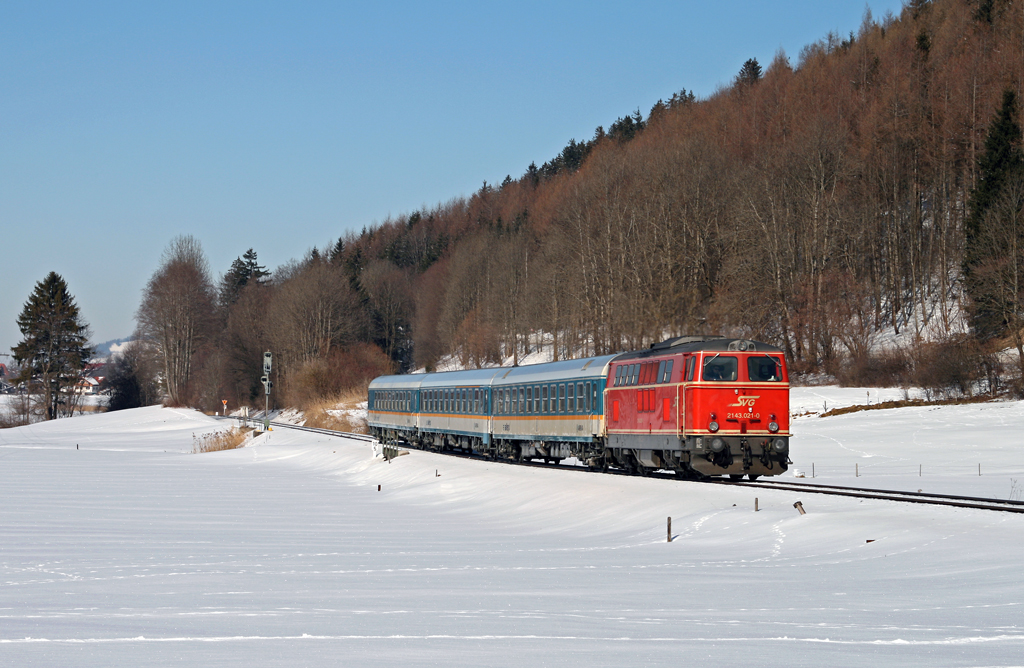 Fr die einzigen wirklichen Winterfotos mit Sonne musste ich in diesem Winter ber 300 Kilometer in Richtung Sden fahren – nmlich ins Oberallgu. In meiner Heimat, der Rhein-Neckar Region, klappte es in diesem Winter leider nicht ein einziges Mal mit Schnee und Sonne. Am 16. Februar 2010 erreicht 2143.021 der Staudenbahn-Verkehrsgesellschaft mit dem um rund 40 Minuten verspteten ALX 39956 von Mnchen nach Oberstdorf in Krze den Bahnhof von Altstdten.
