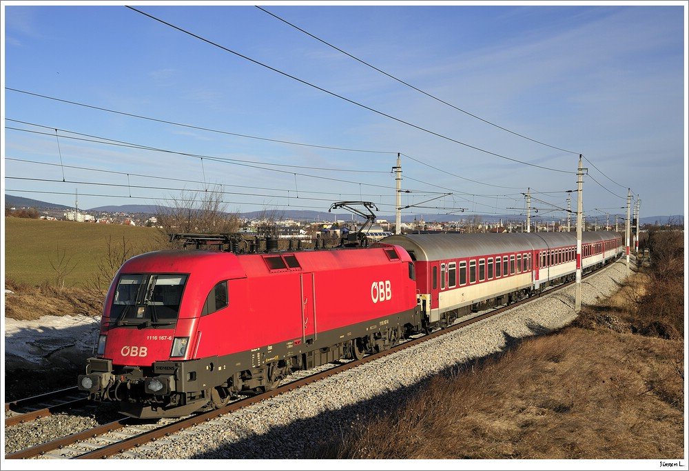 Fr den Eisenbahnfotografen ist er ja leider auch nicht mehr das, was er einmal war: der EZ1953 SkiExpress Wiener Alpen wird nur noch mit roten Oxen bespannt. In dem Fall mit der 1116.167; Mdling, 27.2.2010.