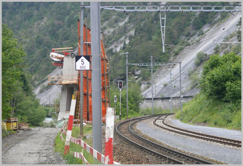 Fr die Erschliessung der Rheinschlucht durch einen Wanderweg wird in Trin Station eine Hngebrcke ber den Vorderrhein gebaut. (20.06.2010)