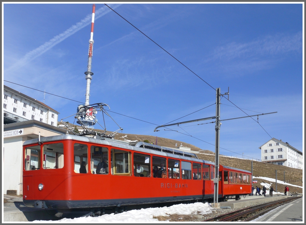 Fr die Fahrgste nach Vitznau wird der ex VRB Bhe 2/4 Nr.1 Baujahr 1937 plus Vorstellwagen eingesetzt. (14.02.2011)