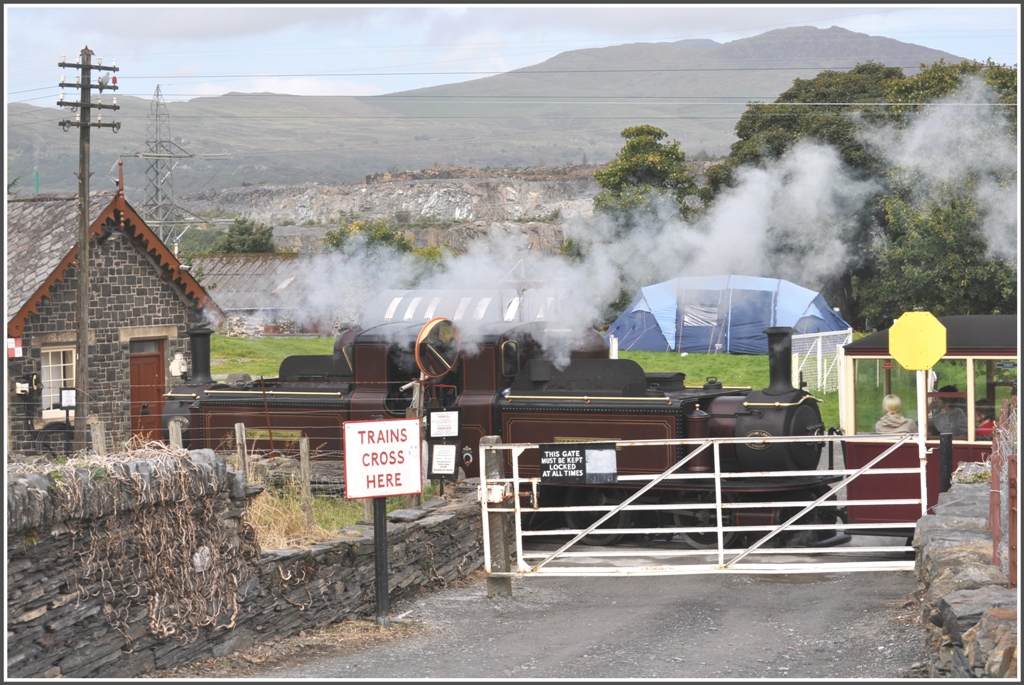 Fr Fotografen ist Wales eher ein hartes Pflaster, gibt es doch beidseits der Strassen jede Menge Hecken, Natursteinmauern, Smpfe, Stacheldraht, Viehgatter und Privat Property. Hier gabs gerade mal genug Platz, um den Mietwagen parkieren zu knnen. Dampfzug bei Minffordd. (04.09.2012)