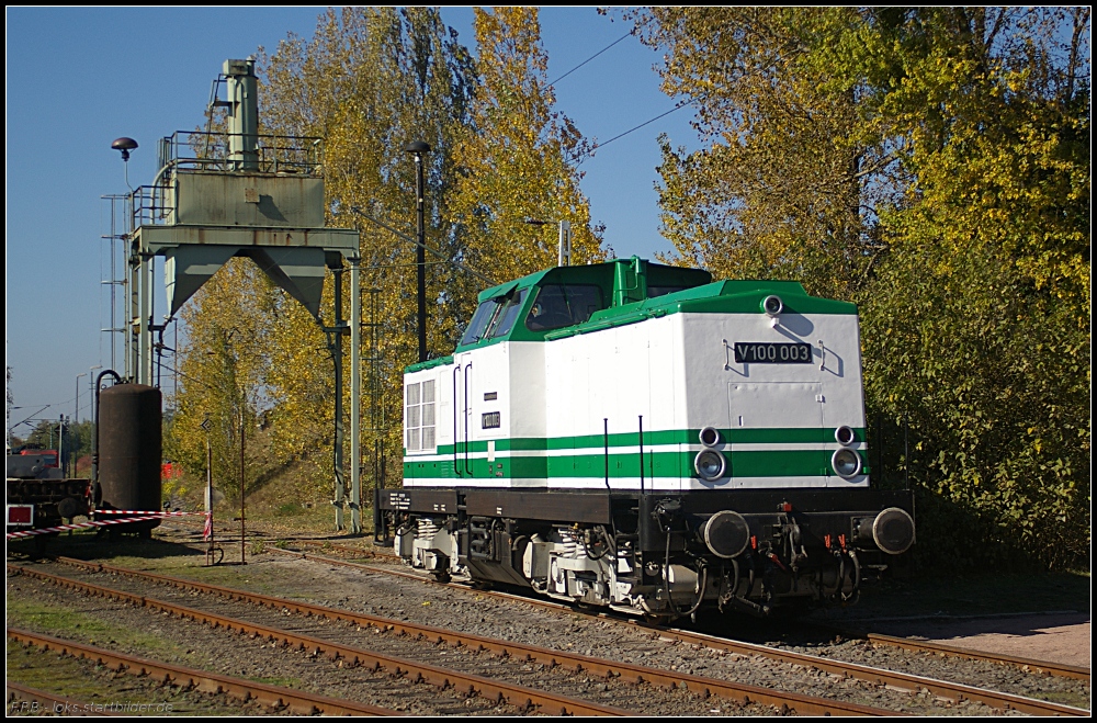 Fr Fhrerstandsmitfahrten stand die frisch Hauptuntersuchte V100 003 des Frderverein Berlin-Anhaltische Eisenbahn e.V. zur Verfgung (gesehen Bw-Fest Lutherstadt Wittenberg 10.10.2010)