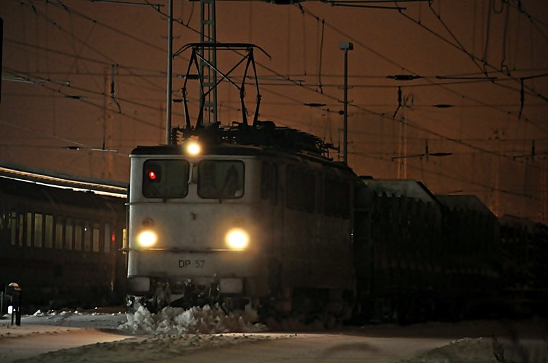 fr das Gleis braucht man keinen Schneepflug mehr, das hat DP 57 mit ihrem Holzzug erledigt im Bf Stralsund, 02.02.2010