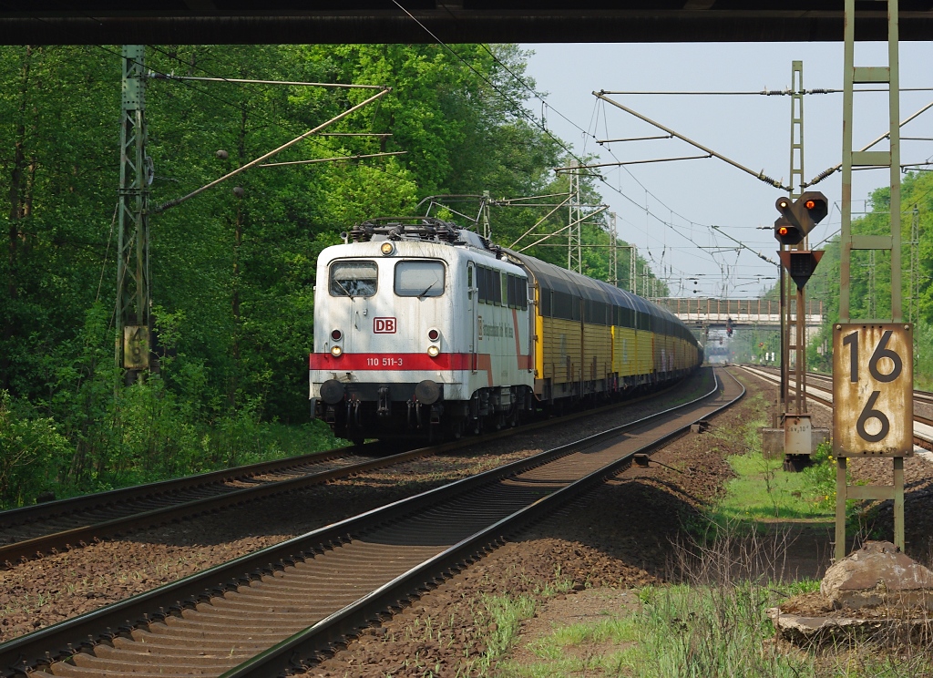 Fr Herrn Baldauf: Bild-Version Nummer zwei der 110 511 mit geschlossenen ARS Autotransportwagen in Richtung Seelze. Aufgenommen am 29.04.2011 in Dedensen-Gmmer.