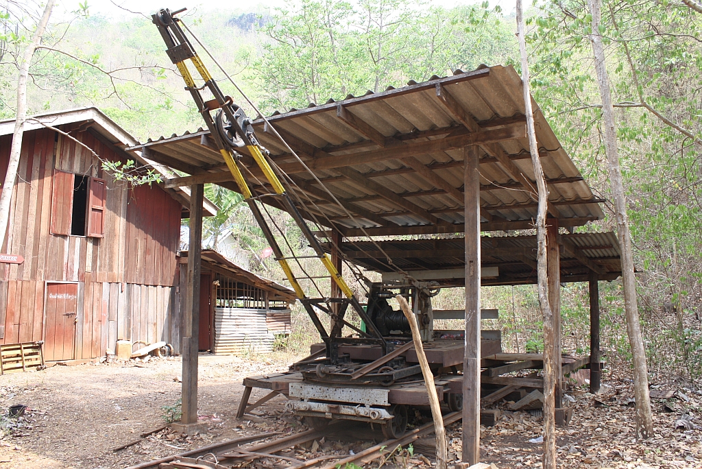 F�r Instandsetzungsarbeiten an dem gleichnamigen Viadukt hat man beim Bf. Tham Krasae diesen Handkran stationiert. Bild vom 12.M�rz 2012.