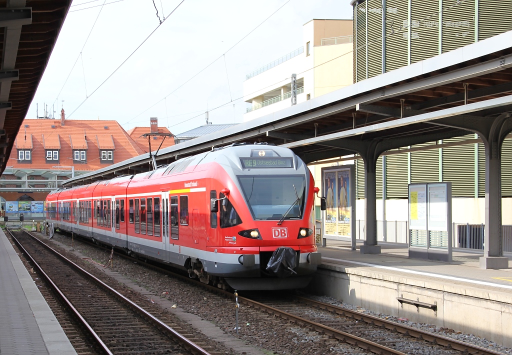 Fr jemanden, der tglich die bunten Cantus-Flirts vor der Nase hat, bietet eben dieses Fahrzeug sogar in DB-rot eine willkommene Abwechslung. Hier der 429 028  Hansestadt Stralsund im Bahnhof Stralsund. Aufgenommen am 07.08.2011.