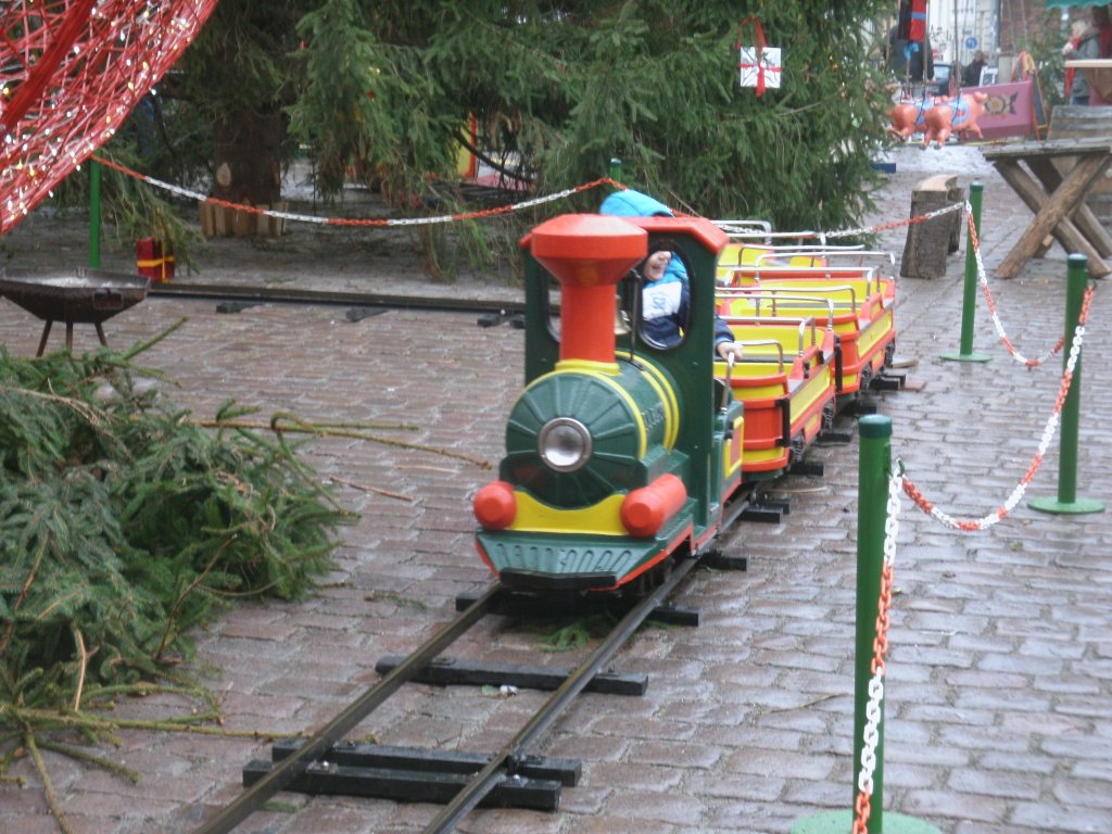 Fr die Kinder fhrt auf dem Stralsunder Weihnachtsmarkt diese Bahn.Aufnahme vom 02.Dezember 2012.
