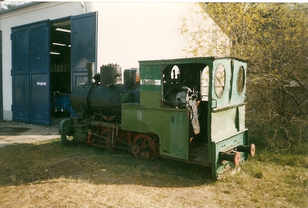 Fr diese kleine Feldbahndampflok war im April 1998 im Eisenbahn-& Technikmuseum in Prora in der Ausstellungshalle kein Platz.