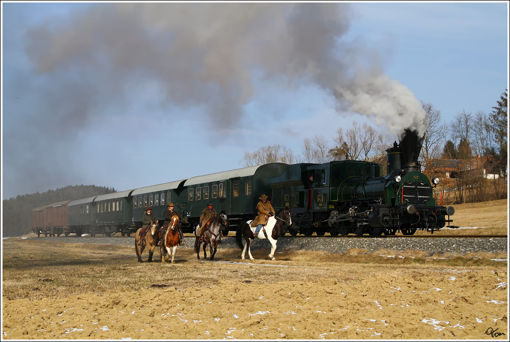 Fr eine kleine Gruppe aus England gibt es dieser Tage Winterdampf in der Steiermark. Hier sieht man die dienstlteste Dampflok der Welt, die 671 der Gkb mit dem SPZ 8519 auf der Fahrt von Graz Kflacherbahnhof nach Wies Eibiswald.
Danke an HP & die Reiter !!!
Oisnitz 5.2.2012