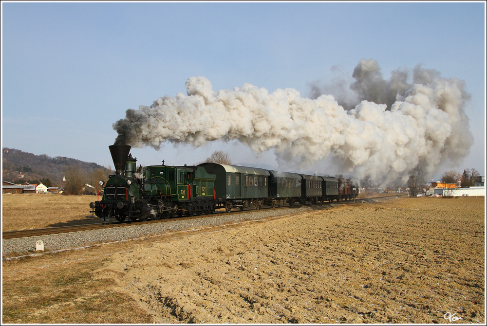 Fr eine kleine Gruppe aus England gab es dieser Tage Winterdampf in der Steiermark. Hier sieht man die dienstlteste Dampflok der Welt, die 671 der Gkb mit dem SPZ 8519 auf der Fahrt von Graz Kflacherbahnhof nach Wies Eibiswald. Pirka 5.2.2012 