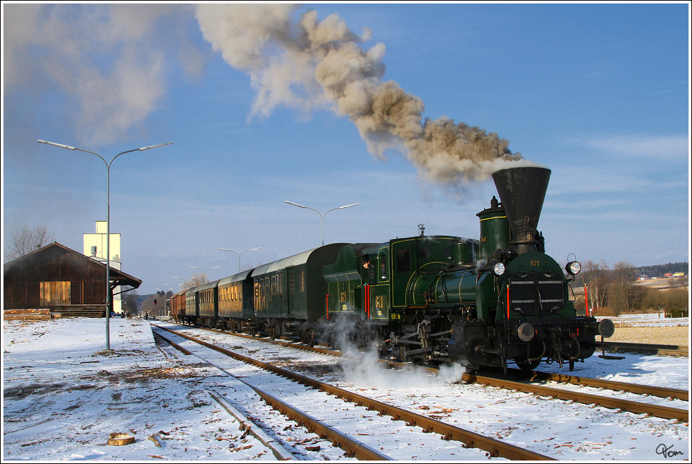 Fr eine kleine Gruppe aus England gab es dieser Tage Winterdampf in der Steiermark. Hier sieht man die dienstlteste Dampflok der Welt, die 671 der Gkb mit dem SPZ 8519 auf der Fahrt von Graz Kflacherbahnhof nach Wies Eibiswald. Preding 5.2.2012 

