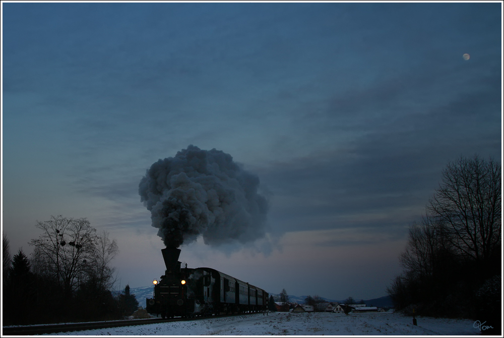 Fr eine kleine Gruppe aus England gab es dieser Tage Winterdampf in der Steiermark. Hier sieht man die dienstlteste Dampflok der Welt, die 671 der Gkb mit dem SPZ 8519 auf der Fahrt von Graz Kflacherbahnhof nach Wies Eibiswald. Wies 5.2.2012 

