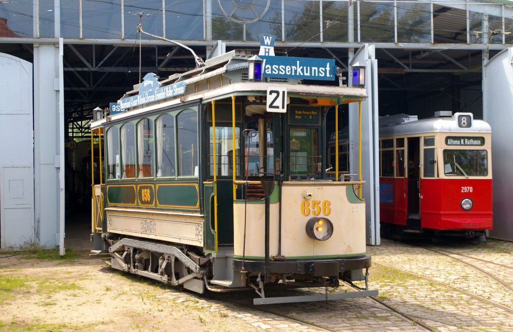 Fr Liebhaber lterer Straenbahnfahrzeuge lohnt sich der Ausflug zum Gelnde der Museumsbahn Schnberger Strand (Blick auf die Wagenhalle am 8.7.2012).
