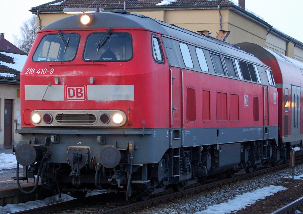 F�r diese Lok bet�tigte ich auch bei widrigen Lichtverh�ltnissen am sp�ten Nachmittag des 20.2.2010 noch den Ausl�ser, denn die hier zu sehende 218 410-9 mit der markanten Frontpartie war eine von zwei Ulmer 218ern, die mir in meiner Sammlung noch fehlten. Dies �nderte sich nun in Aulendorf, als ich sie dort mit einem IRE nach Lindau aufnehmen konnte. Ein freundlicher Gru� geht an dieser Stelle auch noch an den netten Tf.