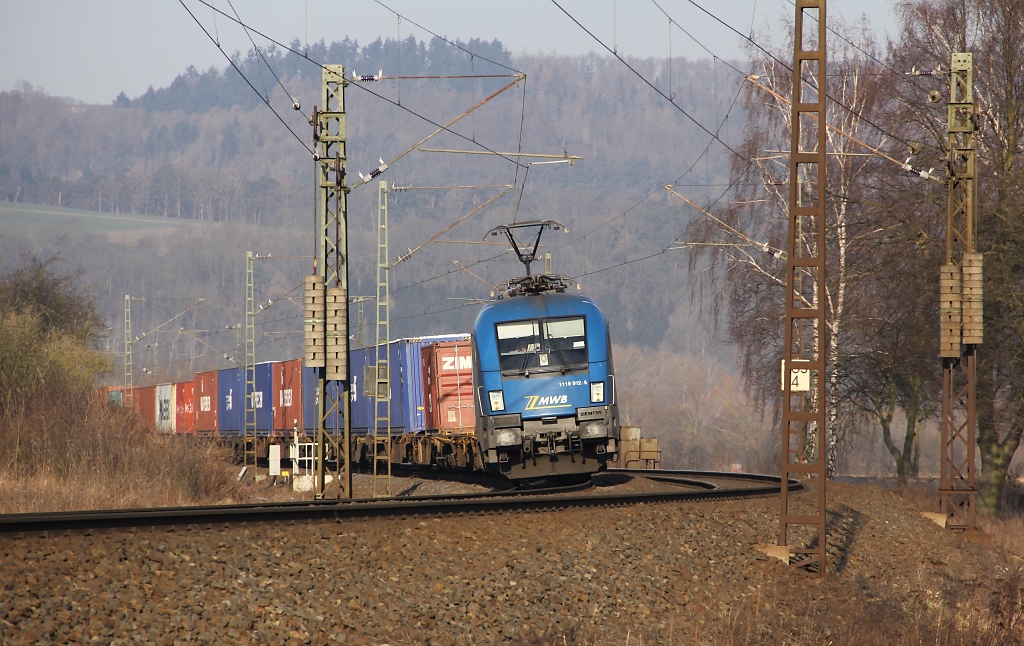 Fr manche Sichtungen stellt man sich auch mal bei schwer ertrglichen morgendlichen Minustemperaturen raus. Wie z.B. fr 182 912-6 / 1116 912-5, die am 01.02.2012 mit Containerzug in Richtung Sden unterwegs war. Aufgenommen kurz vor Eschwege West.