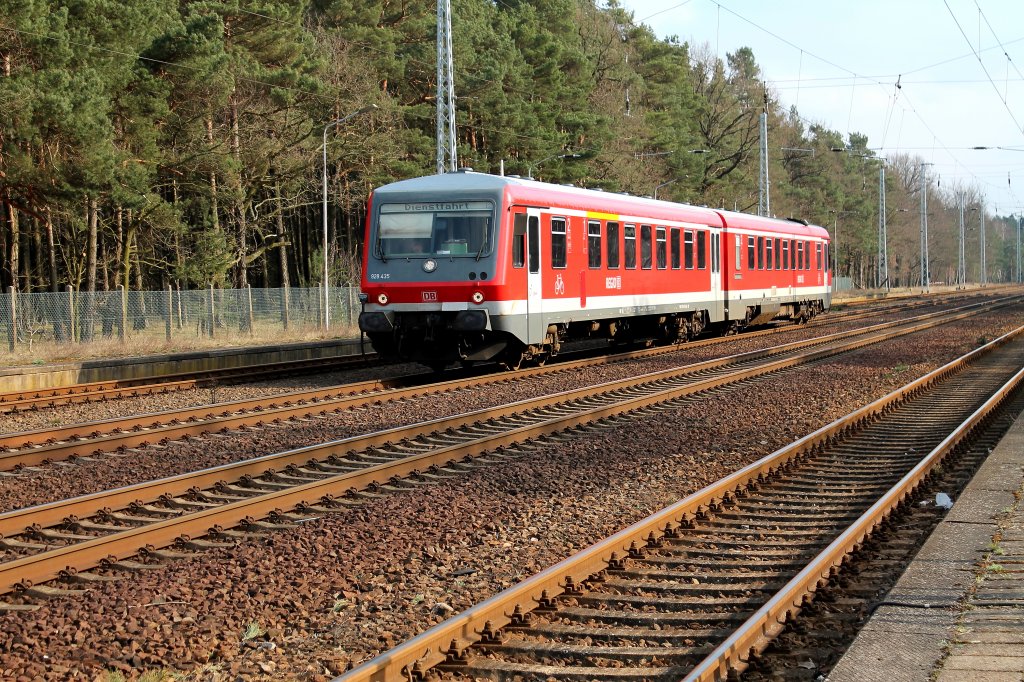 Fr meine Gegend ein doch schon recht ungewhnlicher Anblick, der Triebwagen 628/928-435 auf Dienstfahrt am 06.04.2012 in Bf Nassenheide.