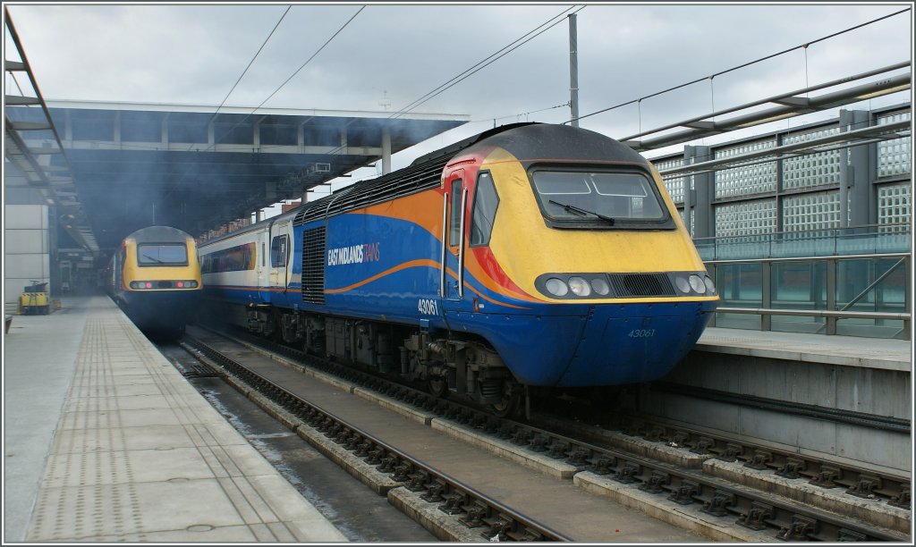 Fr mich ein formschner Klassiker aus England: der HST125. Hier der 43 061 der Eastmidland Tains in London St Pancras am 18.05.2011.
