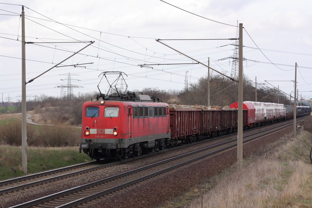 Fr mich das heutige Highlight auf der KBS 310: 140 401-1 fhrt mit einem gemischten Gterzug in Richtung Braunschweig. Fotografiert am 27.03.2010 in Magdeburg Diesdorf. 