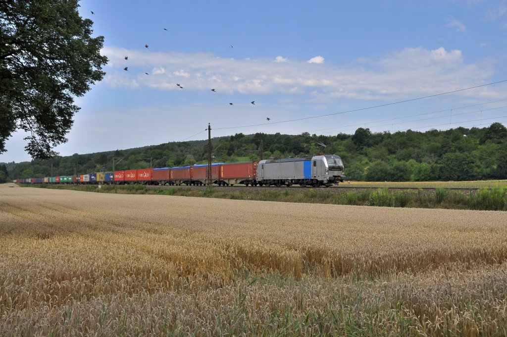 Fr mich eine Premiere meine erste Vectron im Filstal,die 193 803 eine Railpool Maschine die im Moment fr BoxXpress unterwegs ist fhrt mit ihren Containetn nach Beimerstetten.Das Bild entstand bei Ebersbach(Fils)am 3.8.2013.Leider hat kurz zuvor jemand das Licht ausgemacht;-)aber ich denke auch ohne Sonne macht sie mit ihren Containern eine gute Figur.