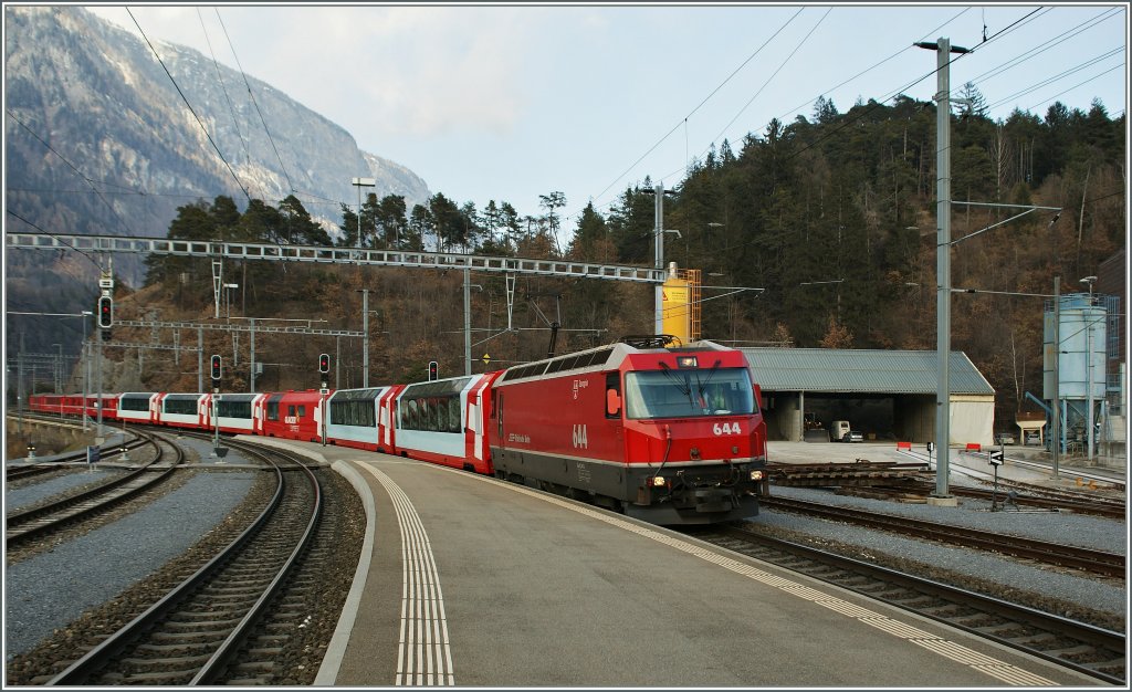 Für mich die schönste Ge 4/4 III  Werbekok : die RhB Ge 4/4 III 644 welche für die RhB wirbt...
Hier unterwegs mit dem Regioexpress 1153 Chur St.Moritz  mit Kurswagen aus Zermatt an der Spitze des Zuges bei der Einfahrt in Reichenau Tamins.
15. März 2013