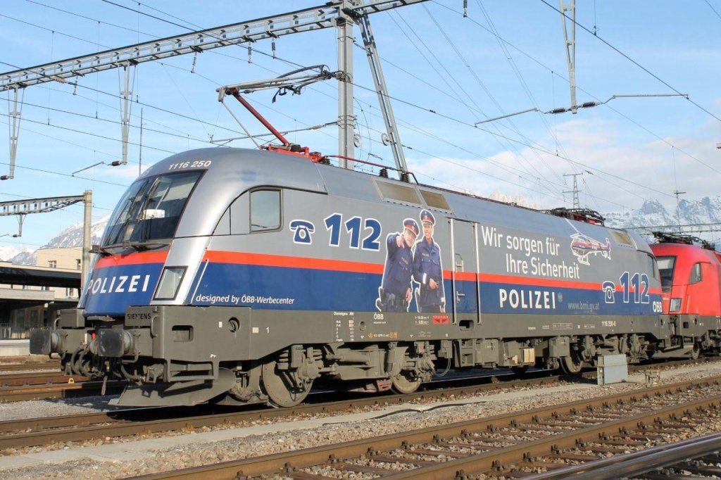 Fr mich eine sehr schne Werbelok.Das Bild wurde von einem sicheren Ort aus gemacht .... ( mit Zoom )