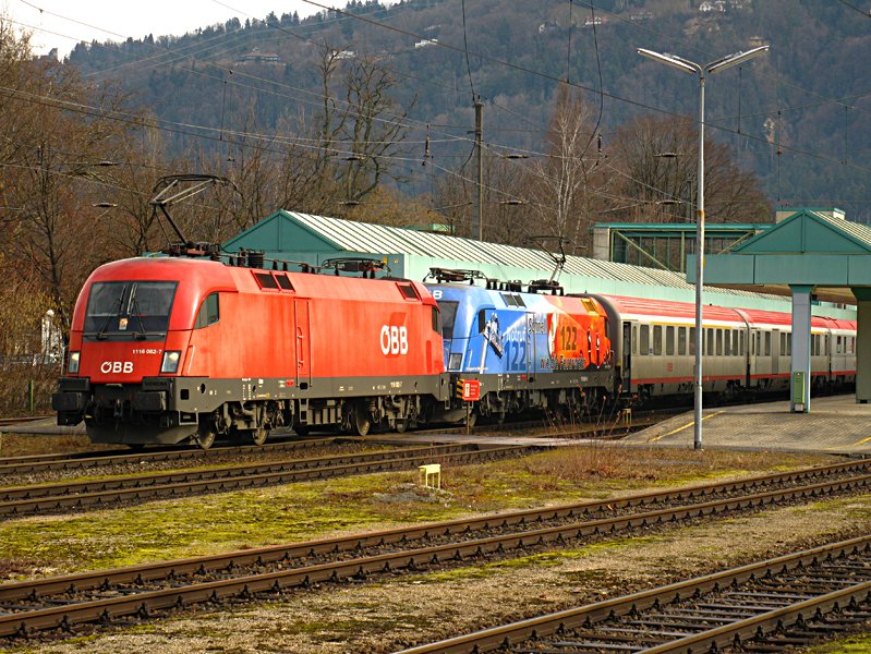 Fr eine Minute kam die Sonne raus und dann konnte ich nur dieses eine gescheite Foto machen. Foto zeigt den Zug 565 mit der 082 und der Feuerwehr Lok in Bregenz am 02.03.10.

Lg
