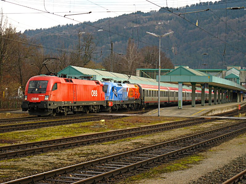 Fr eine Minute kam die Sonne raus und dann konnte ich nur dieses eine gescheite Foto machen ( leicht genderter Winkel ). Foto zeigt den Zug 565 mit der 082 und der Feuerwehr Lok in Bregenz am 02.03.10. Lg 