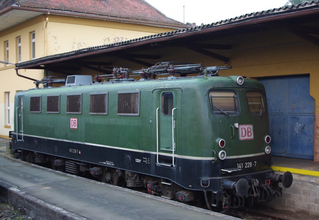 F�r eine Museumslok ist 141 228-7 in einem recht schlechten Zustand. Aber trotzdem immer noch ein Hingucker. Auch sie war beim Streckenfest der Kurhessenbahn im Bahnhof Frankenberg(Eder) ausgestellt. Aufgenommen am 23.10.2010.