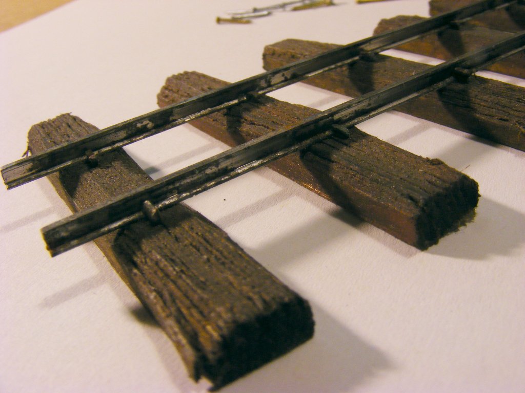 Fr Nachbau-Interessierte sind hier die Schritte zum Schienenbau fr 1:35 bzw. Spur If. 

Schienen der Feldbahn sind genagelt - ohne Kleineisen, Schwelle fr Schwelle. Das ist Entspannung pur!
(Mein Dank an den Admin fr´s nachtrgliche Freischalten)