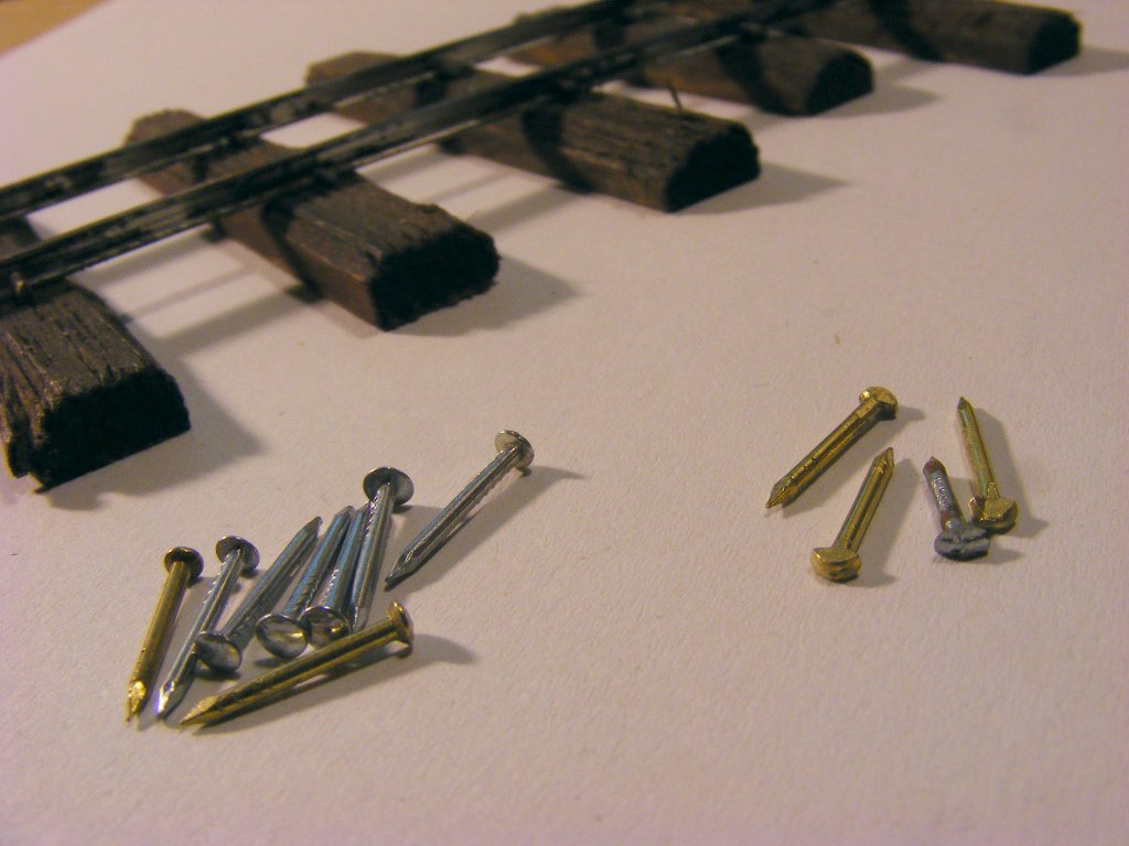Fr Nachbau-Interessierte sind hier die Schritte zum Schienenbau fr 1:35 bzw. Spur If. 
Vor dem Schienennageln mu man die Schienengel herstellen, Stck fr Stck. (Mein Dank an den Admin fr´s nachtrgliche Freischalten)