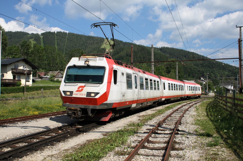 Fr den Nachmittagspendler nach Winterbach war erwartungsgem der 4090.002 eingeteilt. Hier bei der Ausfahrt aus dem Bahnhof Mariazell. 27.06.2010