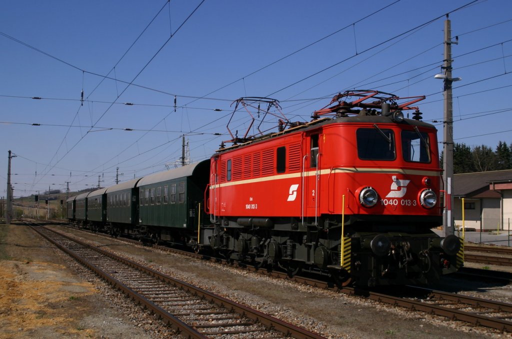 Fr den Osterdampfzug des Vereines Neue Landesbahn wurden heute fnf 2achsige Spantenwagen von Wien Fjb nach Mistelbach mit der 1040.013 berstellt.
Die vom Club 1018 erworbene Maschine meisterte die Jungfernfahrt problemlos.

Das Bild enstand am 09.04.2012 kurz nach der Einfahrt im Bahnhof Mistelbach. 