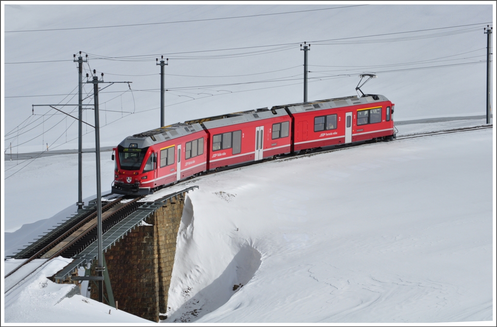 Fr den R1636 gengt ein alleinfahrender Allegra. Fast lautlos nhert sich ABe 8/12 3510 der oberen Berninabachbrcke. (22.02.2011)