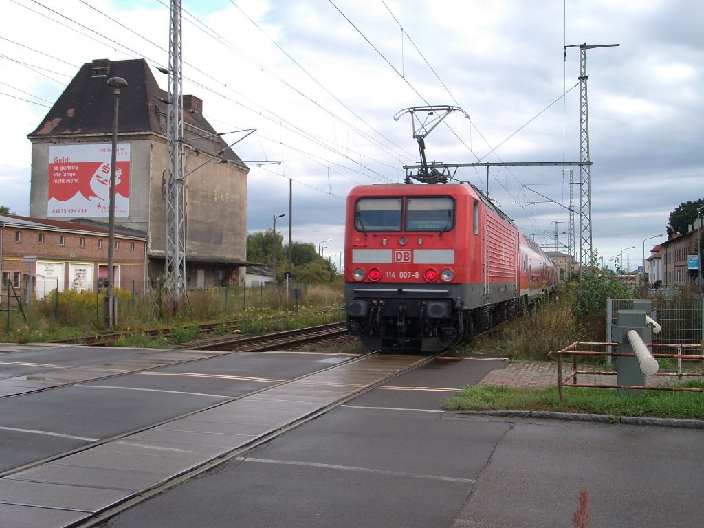 Fr RE 38596 Berlin Hbf-Stralsund gibt es in Pasewalk keinen Halt,so konnte 114 007 den RE am 04.September 2010 durch den Bahnhof Richtung Norden schieben.