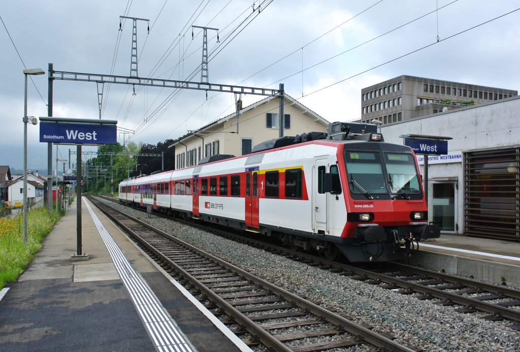 Fr Region Alps bestimmt, jedoch noch bei den SBB im Einsatz: ABt 50 85 39-43 867-3 mit einem 3-teiligen  roten  Domino als R 5222 in Solothurn West, 02.06.2013.