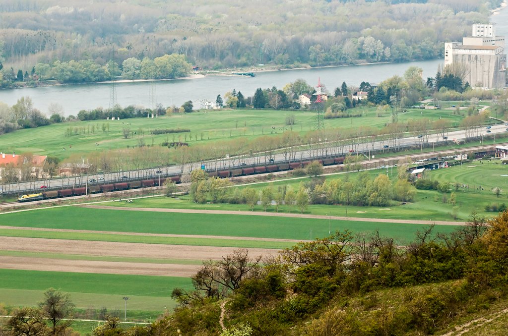 Fr den SGAG 46180 (Umleitung Cargoserv Linz Voest---Breclav) habe ich mir mal eine andere Perpektive ausgesucht. Die Aufnahme entstand vom 350 m hohen Bisamberg, um 10:45 am 18.04.2010. 