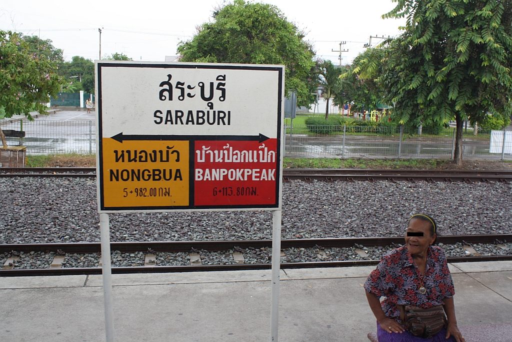 Fr thailndische Stationen bliches Stationsschild mit Angabe der nchsten Verkehrsstelle und deren Entfernung in Kilometer. Aufgenommen im Bf. Saraburi am 23.August 2010.