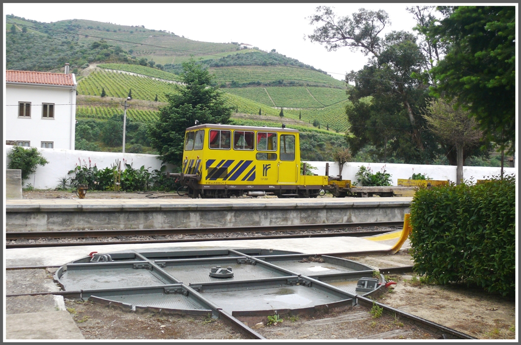 F�r was dient wohl diese Kurzdrehscheibe neben dem G�terschuppen. Die Draisine des Gleisbaus macht eben mal Mittagspause in Tua. (17.05.2011)