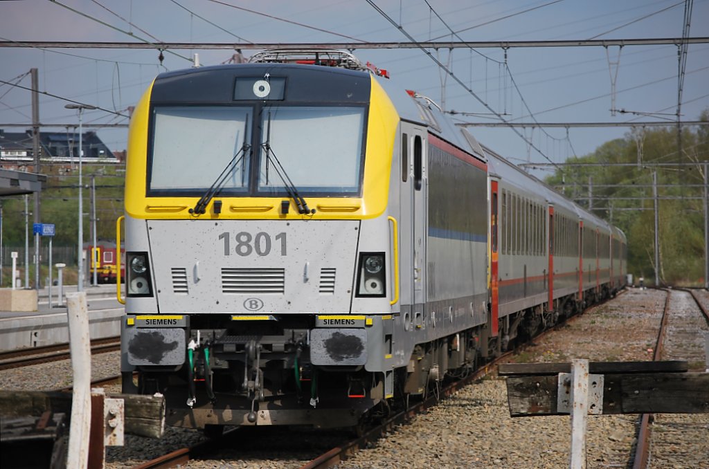 F�r weitere Testfahrten auf der Linie Welkenraedt-Oostende steht die neue Elektrolok auf Abstellgleis im Bhf Welkenraedt bereit (13.04.2011).