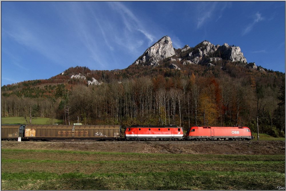 Fr eine Weitwinkelaufnahme hab ich mich bei diesem Bild entschieden.Endstanden ist das ganze in Mixnitz und zeigt den Zug 49413 von Breclav nach Spielfeld, welcher mit den beiden E-Loks, 1116 154 und 1144 284 bespannt ist.
15.11.2009