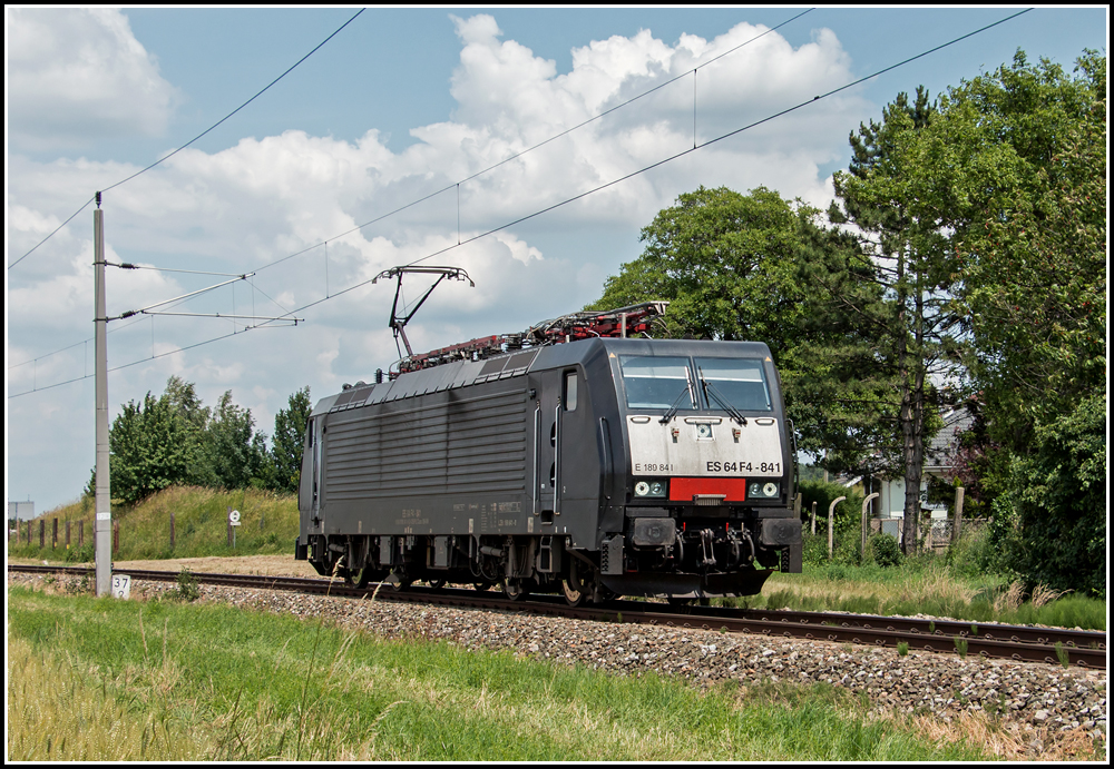 Fr WLC war am 29. Juni 2013 189 841 unterwegs, vom Abstellplatz in Wien Erdbergerlnde nach Ebenfurth um dort einen TEC zu holen.
Aufgenommen wurde sie bei der Einfahrt in Ebenfurth.