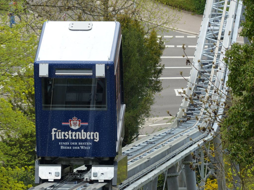  Frstenberg - eines der besten Biere der Welt.  Stolz verkndet dies die Schlossbergbahn in Freiburg am 18.4.2013