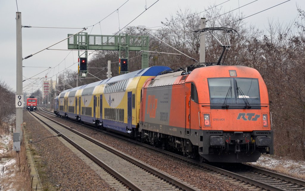 ...fuhr das Sandwich weiter Richtung Berlin, Ziel ist Rathenow. Fotografiert am 12.01.13 vom Bahnsteigende in Lichterfelde.