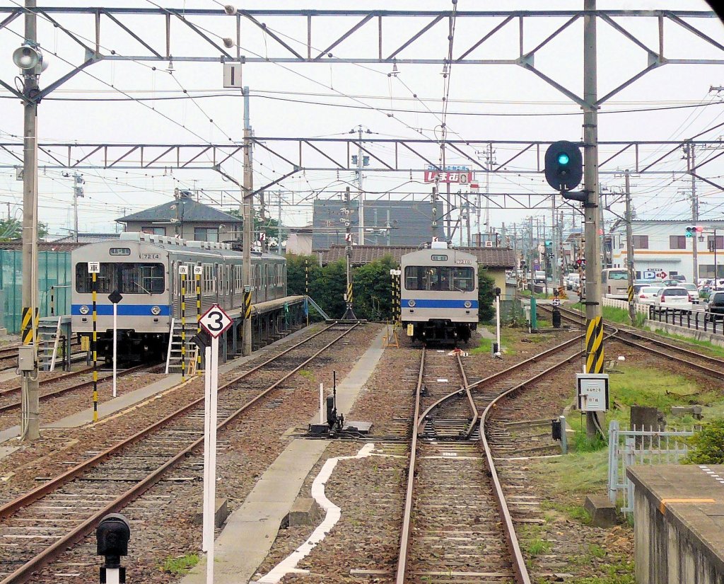 Fukushima Verkehrsbetriebe: 1991 wurden mehrere Zwischenwagen der Serie 7000 (Baujahre 1962-1966, Kasten aus rostfreiem Stahl, gebaut in Kooperation mit der amerikanischen Budd Co.) vom Tky-Konzern (Tokyo S-Bahn) gekauft. Bis auf zwei erhielten sie bei den Fukushima Verkehrsbetrieben Fhrerstnde. Links der Dreiwagenzug 7214, rechts der Zweiwagenzug 7210. Sakuramizu, 11.Juli 2010.